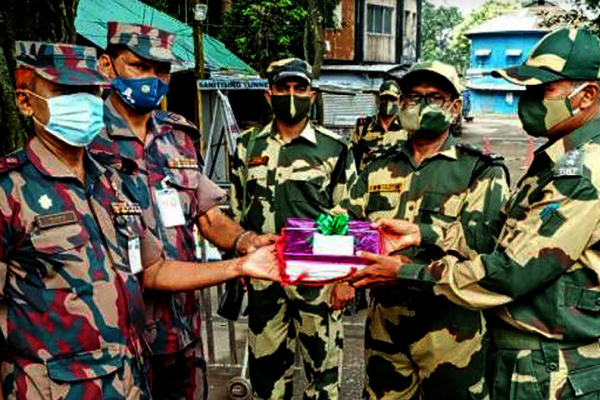 ঈদুল আজহা উপলক্ষে হিলি সীমান্তে বিএসএফকে মিষ্টি উপহার বিজিবি'র