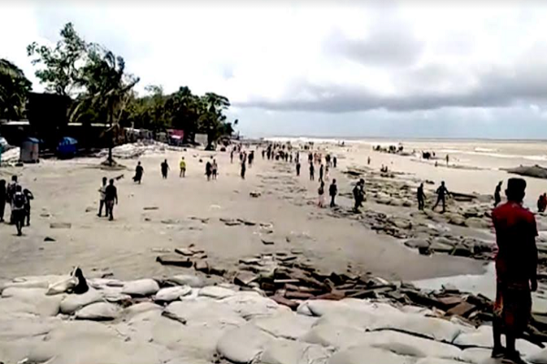 কুয়াকাটা সৈকতে পর্যটক নেই, বেড়েছে স্থানীয়দের আনাগোনা 
