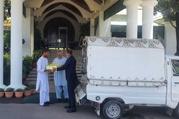 ইমরান খানকে আম উপহার দিলেন শেখ হাসিনা