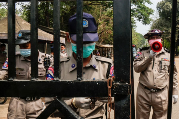 গাদাগাদি করে রাখায় ইয়াঙ্গুনের কারাগারে বন্দিদের বিক্ষোভ

