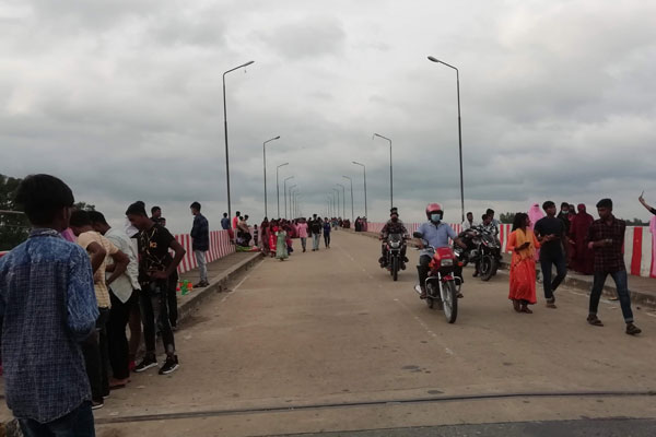 টাঙ্গাইলে করোনাকে তোয়াক্কা না করে ঈদে ঘোরাঘুরি