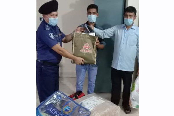 হারানো জিনিস অক্ষত অবস্থায় ফিরে পেয়ে প্রবাসীর মুখে হাসি