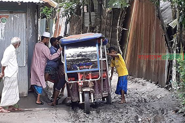 বেহাল অবস্থায় গ্রামের সড়ক, চাঁদা তুলে সংস্কার