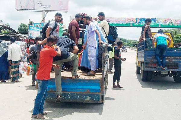 কুমিল্লায় যাত্রী পরিবহন করছে পিকআপ-মাইক্রোবাস