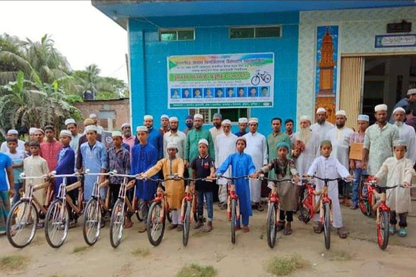 নামাজ পড়ে সাইকেল পেল ৯ কিশোর