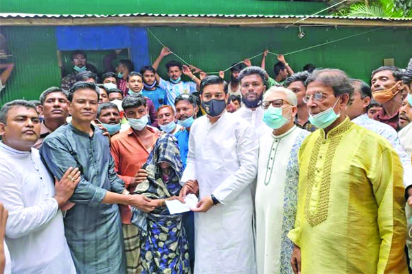 রূপগঞ্জে অগ্নিকান্ডে নিহত সাত পরিবারের পাশে এমপি জ্যাকব