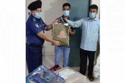 হারানো জিনিস অক্ষত অবস্থায় ফিরে পেয়ে প্রবাসীর মুখে হাসি