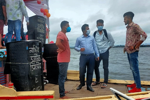 নবীনগরে কঠোর লকডাউন উপেক্ষা করায় জরিমানা