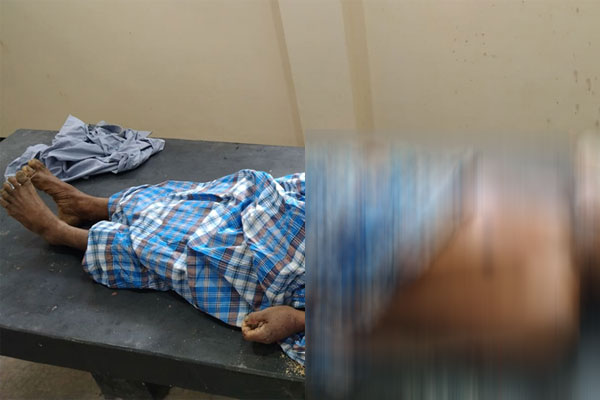 বৃদ্ধকে কুপিয়ে হত্যা, পুলিশ আসার আগেই লাশ দাহের চেষ্টা 


