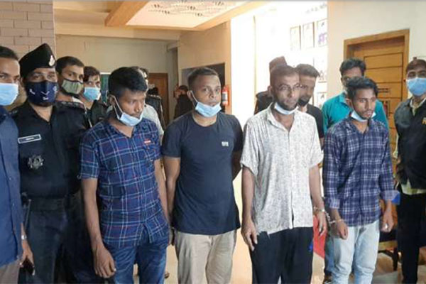 ফেসবুকে গুজব ছড়িয়ে তারা র‌্যাবের জালে ধরা
