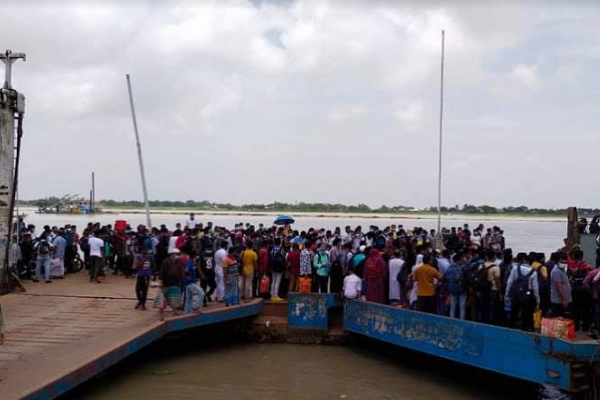 লকডাউনের মধ্যেও বাংলাবাজার ঘাটে ভিড়
