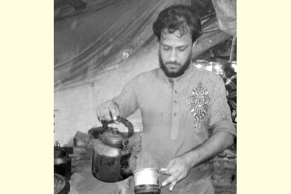 চায়ের দোকানদার এখন কলেজের প্রভাষক