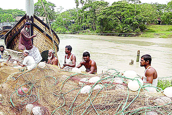 মাছ নিয়ে সরগরম জেলেপল্লী