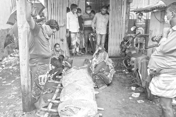 লাশ নিয়ে দেনাদারের বাড়িতে স্বজনরা