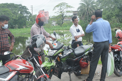 সিটি করপোরেশনের স্টিকার লাগিয়ে যাত্রী পরিবহনের অভিযোগ