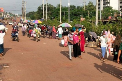 খুলনায় পায়ে হেঁটে শহরে ঢুকছে অসংখ্য মানুষ 