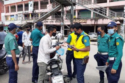 লকডাউনের তৃতীয় দিনে সিলেটে কঠোর অবস্থানে পুলিশ