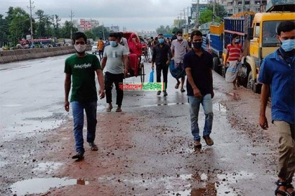 হেঁটে রাজধানীতে প্রবেশ করছে মানুষ 