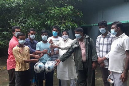 পটিয়ার কোলাগাঁওয়ে ক্রীড়া ও সুরক্ষা সামগ্রী বিতরণ যুবলীগ নেতা বদিউলের 

