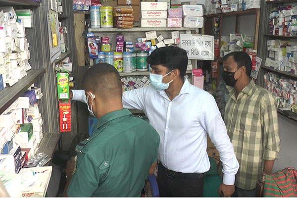 বরিশালে ৫টি ফার্মেসিকে ভ্রাম্যমাণ আদালতে জরিমানা