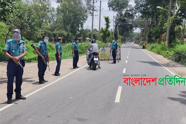 টহল গাড়ি দেখলে দোকান বন্ধ, আড়াল হলেই দোকান খুলছেন ব্যবসায়ীরা

