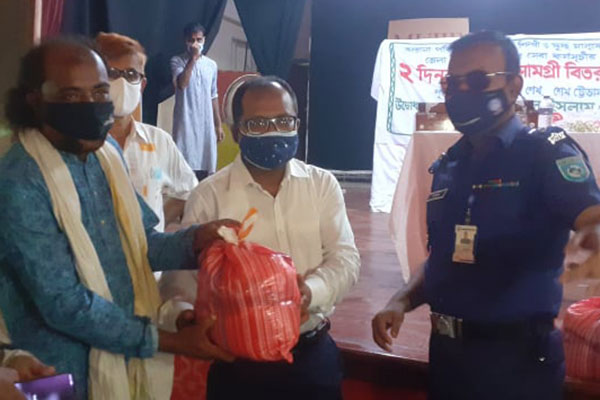 পঞ্চগড়ে দুস্থ শিল্পী ও গরীবদের মাঝে ত্রাণ বিতরণ