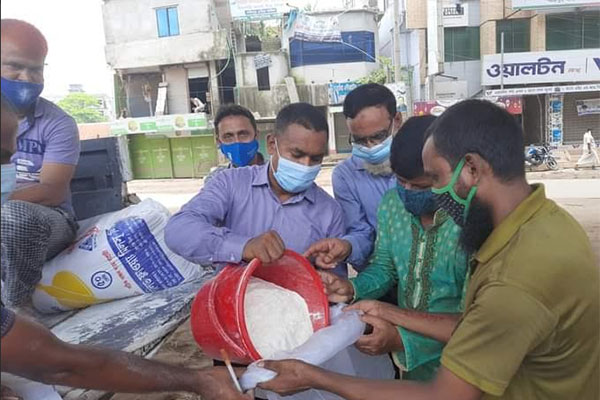 
কালিয়াকৈরে খোলা বাজারে চাল ও আটা বিক্রি 