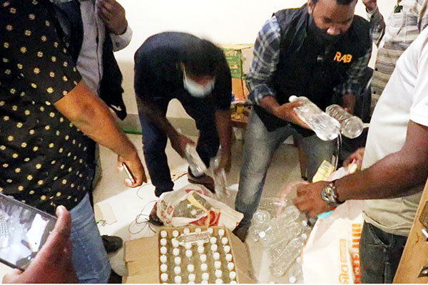 
নওগাঁয় বিপুল পরিমাণ মদ উদ্ধার