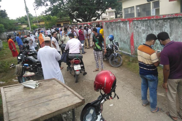 করোনার টিকা নিতে নাটোর আধুনিক হাসপাতালে উপচে পড়া ভিড়