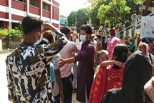 করোনা পরীক্ষায় সামাজিক দূরত্ব নিশ্চিত করতে মাঠে ছাত্রলীগ