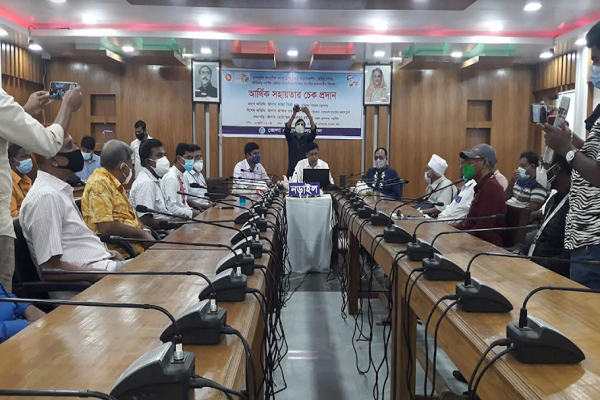 নড়াইল জেলার সাংবাদিকদের প্রধানমন্ত্রীর আর্থিক সহায়তার চেক প্রদান 