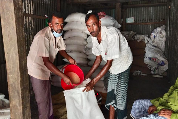 বাউফলে ওএমএসের চাল ও আটা বিক্রি শুরু