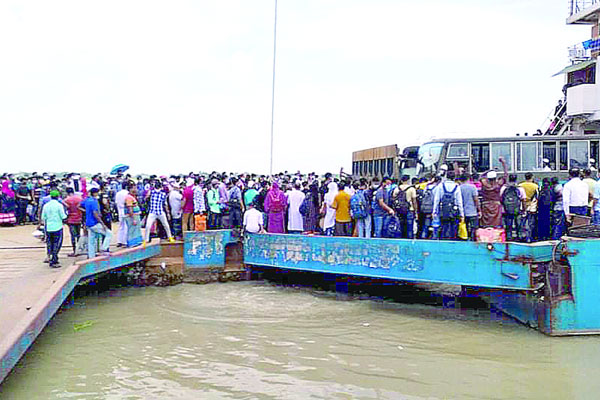 স্বাস্থ্যবিধি না মেনেই আবার ঢাকায় ফিরছে মানুষ