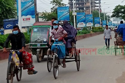 খুলনায় লকডাউনেও পথে পথে মানুষ