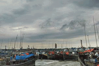 উত্তাল সাগরে ইলিশ ধরতে ঝুঁকি নিচ্ছেন না জেলেরা
