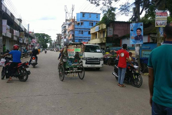 নেত্রকোনায় বিধিনিষেধ মানছে না মানুষ 

