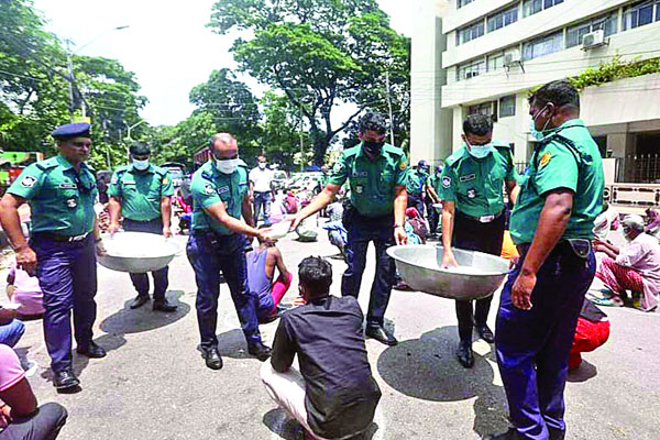 করোনাকালে মানুষের পাশে মানবিক পুলিশ