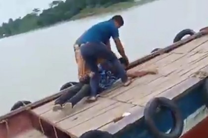অতিরিক্ত ভাড়া না দেয়ায় যাত্রীকে মাঝ নদীতে নিয়ে মারধর