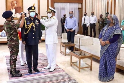 এয়ার চিফ মার্শালের র‌্যাঙ্ক ব্যাজ পরানো হলো বিমান বাহিনী প্রধানকে

