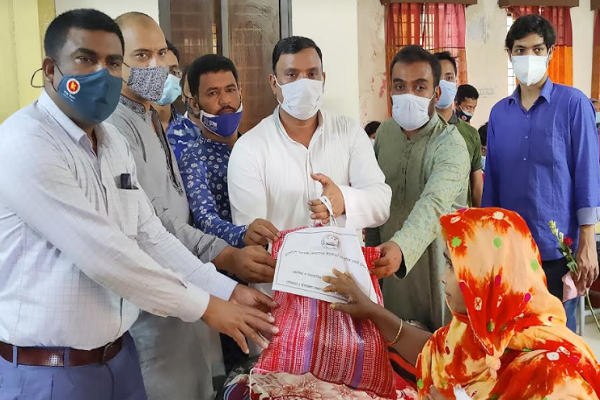 করোনা রোগীদের ফল ও খাদ্য সামগ্রী উপহার দিল স্বেচ্ছাসেবক লীগ