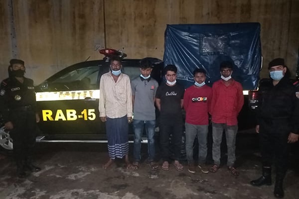 কক্সবাজারে ইয়াবাসহ মাইক্রোবাস জব্দ, ৫ মাদক ব্যবসায়ী আটক