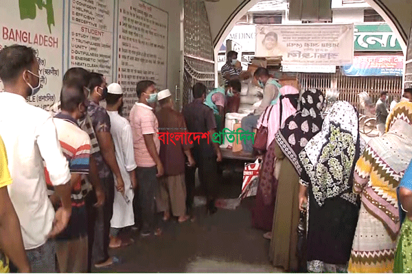 বরিশালে টিসিবি পণ্য কিনতে ক্রেতাদের ভিড় 