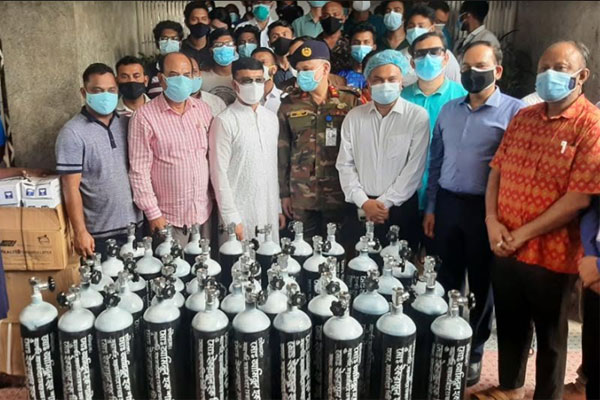 মমেক হাসপাতালে ৫০টি অক্সিজেন সিলিন্ডার হস্তান্তর