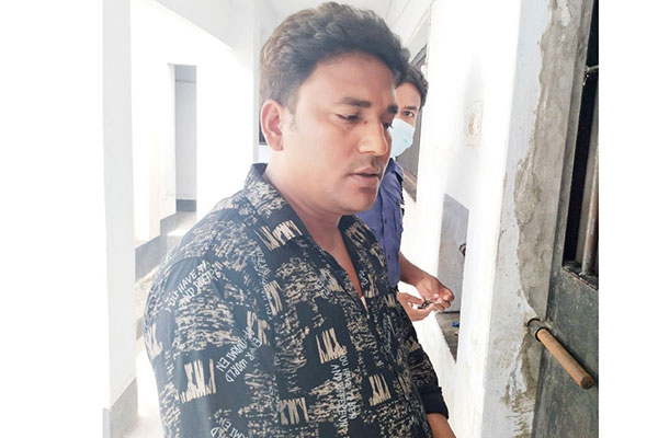 পুলিশের এসআই পরিচয়ে ছিনতাইকালে আটক ১
