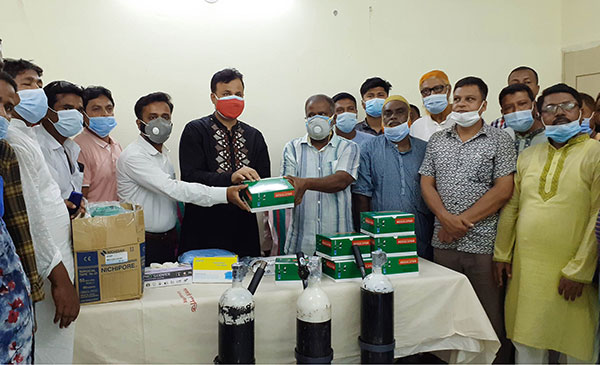নন্দীগ্রামে অক্সিজেন সিলিন্ডারসহ চিকিৎসা সামগ্রী দিলেন এমপি মোশারফ

