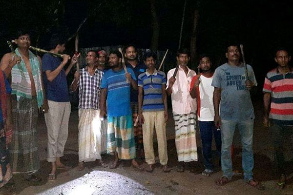 চুরি ঠেকাতে রাত জেগে পাহারা 