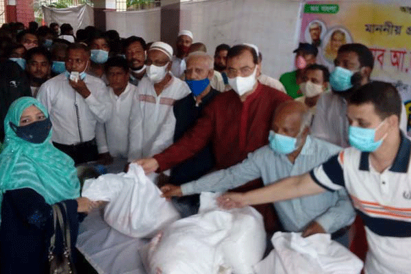 চট্টগ্রামে ৫০০ কর্মজীবী ও নির্মাণ শ্রমিককে ত্রাণ সহায়তা