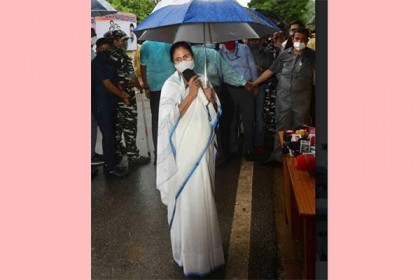 নিজের ছাতা নিজেই ধরে মোদিকে বার্তা মমতার