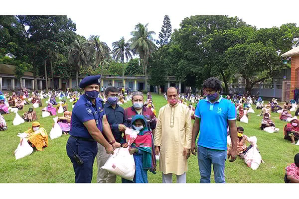 বগুড়ার ধুনটে ৩০০ অতিদরিদ্র পরিবার পেল বসুন্ধরা গ্রুপের ত্রাণ সহায়তা