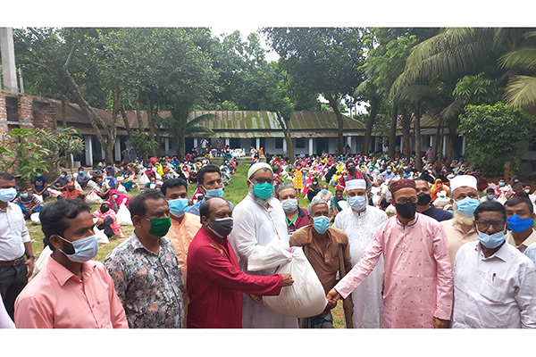 বগুড়ার শেরপুরে ৩০০ অসহায় পরিবারকে বসুন্ধরা গ্রুপের খাদ্য সহায়তা